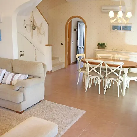 Beautiful Seafront House Ferienhaus